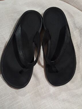 OluKai Women’s Black Leather-Trim Flip Flop Sandals Size 8.5